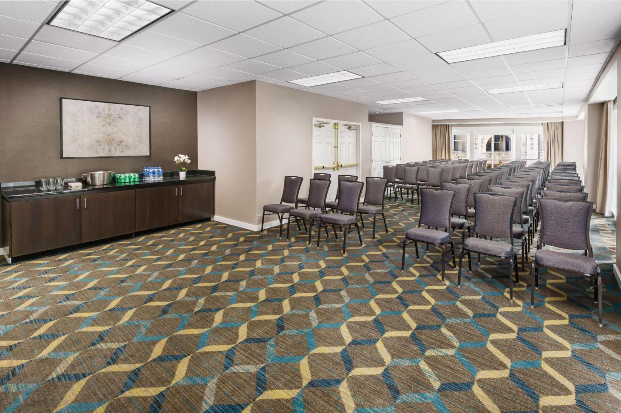 Hotel Downtown 3*